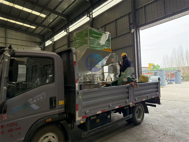 自动包装机与木材粉碎机发货现场