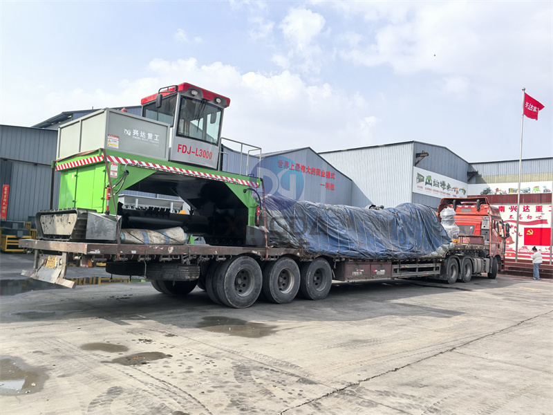 为通化客户打造的二台有机肥履带翻抛机及有机肥免烘干制粒设备一起装车