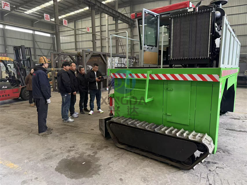 有机肥履带翻抛设备发货现场