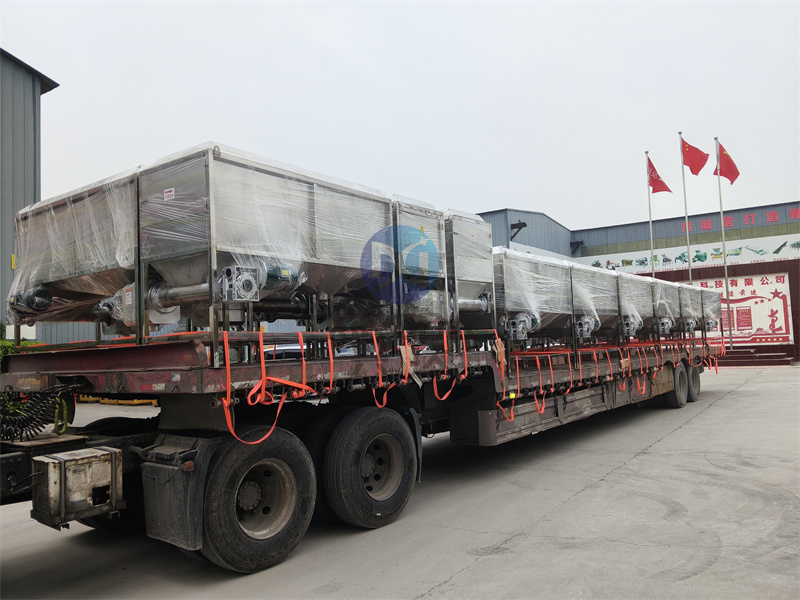 20台有机肥设备固液分离器发货现场