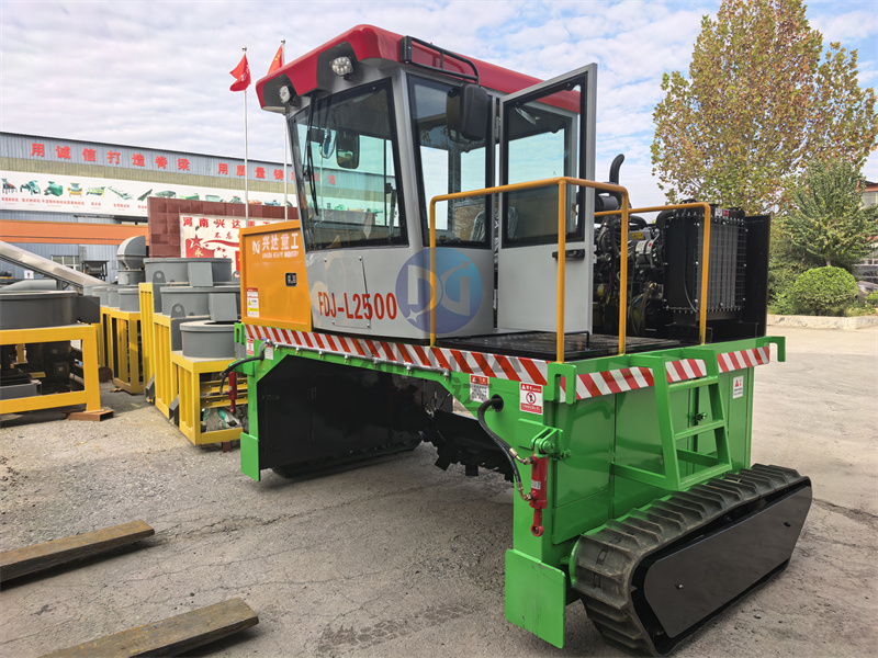 蘑菇渣有机肥生产线中履带翻抛机起到的作用