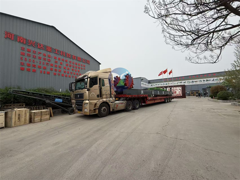 刚打造完工的20米有机肥翻抛设备轮盘式翻抛设备正在装车进行中