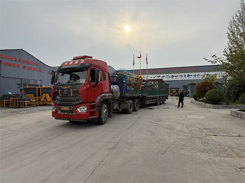 第二车为长春打造的20立方有机肥卧式发酵设备正在装车