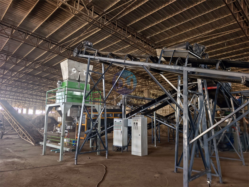 试机现场：粉剂有机肥生产线设备的安装工作已经完成准备试机