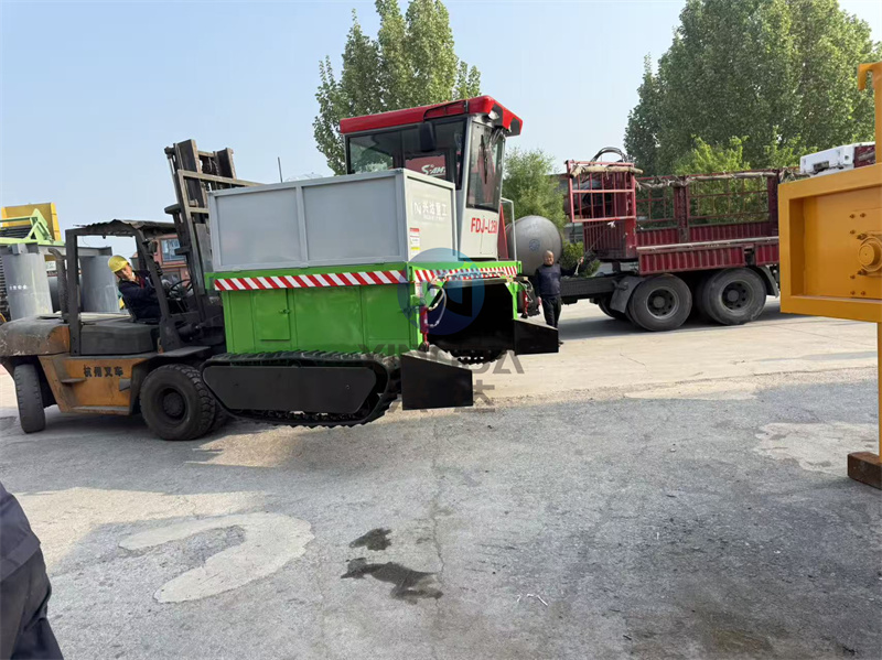 启航发货：颗粒有机肥生产线筛分设备及履带翻抛设备一起装车准备启航