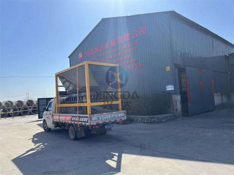 开往湖州的一款1530式有机肥设备铲车料仓准备出厂